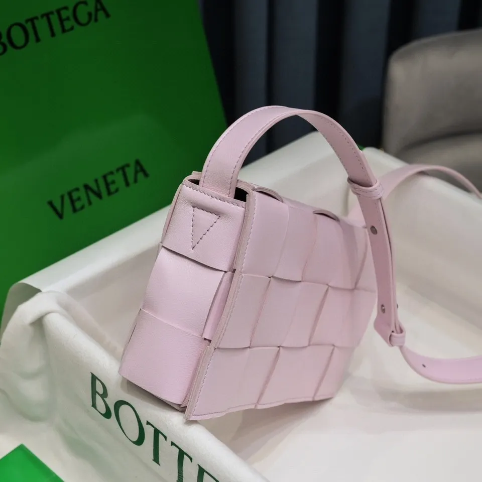 Batch 1420 Real shots 👇BV Cassette’s trendy design is earth-shakingly beautiful. The handsome style with flamboyant personality has completely changed the dull style of the past. Beauty is a topic that women can never refuse. Walking on the streets of Milan, you can see her figure everywhere. It is called tofu bag, original sheepskin: the key point is that both men and women can control it, and has become a big celebrity in the fashion circle. Size 23*15*5 [6687#] Happy Pink
